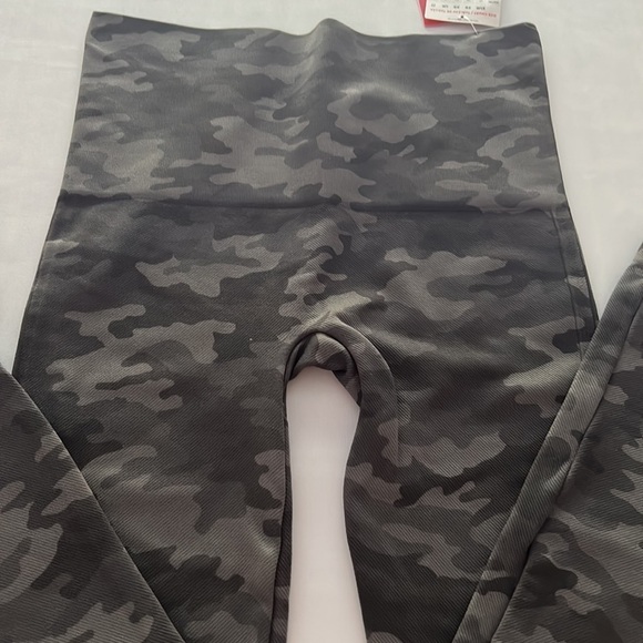 (NWT) SPANX Women’s Lamn Seamless Cropped Leggings in Sage Camo Size: Small - Picture 11 of 13